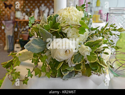 Foto von weißen Garten Stil, Cascading Brautstrauß mit Ranunkeln, Hortensien, Rosen, Bienenwachs, Blume, Dusty Miller und nachgestellte Ivy. So weich und frisch! Stockfoto