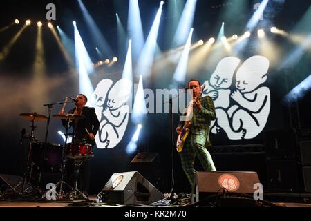 Die Slowakei, Trencin - Juli 6, 2017. Laurie Vincent (R) und Isaac Holman (L) von Sklaven, Englisch punk rock Duo, live bei Pohoda Music Festival. Stockfoto