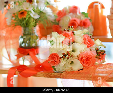 Foto eines lebhaften Orange, Pfirsich und White Wedding Bouquet. Calla Lilien, Rosen, Hypericum Beeren und Hydrangea aussehen wie eine Handvoll Sonnenschein! Stockfoto