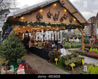 Dezember 2017 - Käufer Ware kaufen an der Exeter Weihnachtsmarkt in der Kathedrale von Exeter, Exeter, Großbritannien Stockfoto