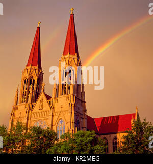 Regenbogen über der Kathedrale von Saint Helena in Helena, Montana Stockfoto