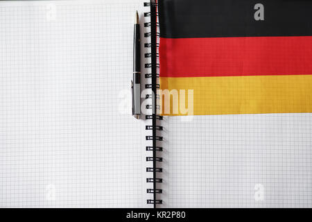 Das Erlernen von Fremdsprachen. Notepad für Einträge und eine Fahne. Lang Stockfoto