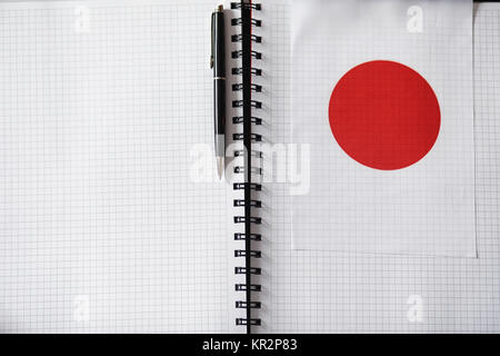 Das Erlernen von Fremdsprachen. Notepad für Einträge und eine Fahne. Lang Stockfoto