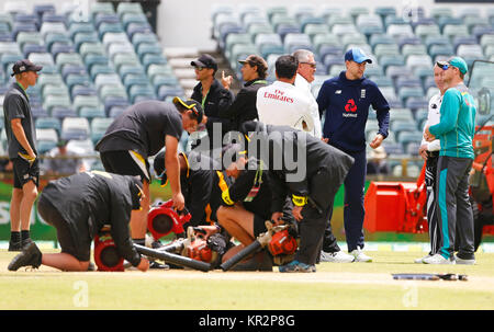 England Kapitän Joe Root-Chats mit Australiens Steve Smith und die Schiedsrichter als Regen hält den Start des Spiels während Tag fünf der Asche Test Match an der Waca, Perth. Stockfoto