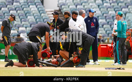 England Kapitän Joe Root-Chats mit Australiens Steve Smith und die Schiedsrichter als Regen hält den Start des Spiels während Tag fünf der Asche Test Match an der Waca, Perth. Stockfoto