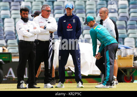 England Kapitän Joe Root-Chats mit Australiens Steve Smith und die Schiedsrichter als Regen hält den Start des Spiels während Tag fünf der Asche Test Match an der Waca, Perth. Stockfoto