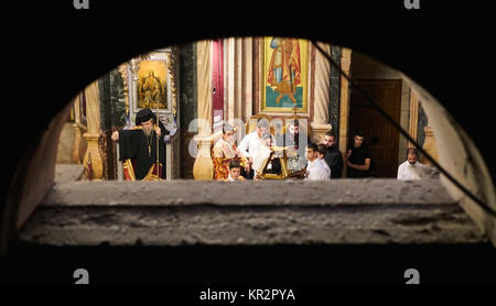 Jerusalem, Israel - 12. November 2017: Griechisch-orthodoxen Priester hält Messe in der Kirche des Heiligen Grabes am Sonntag, wo ist das Grab Christi Stockfoto