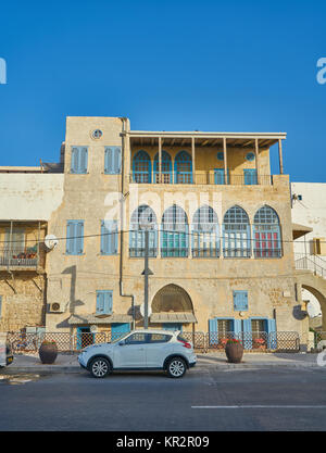 Fährt ein Auto vor einem Wohnhaus in Akko (Acre)，Israel Stockfoto