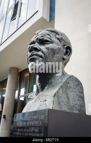 "Der Kampf ist mein Leben" Büste von Nelson Mandela von Bildhauer Ian Walters, London South Bank, UK Stockfoto