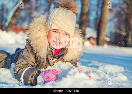 Kleines Mädchen in einem Winter Park Stockfoto