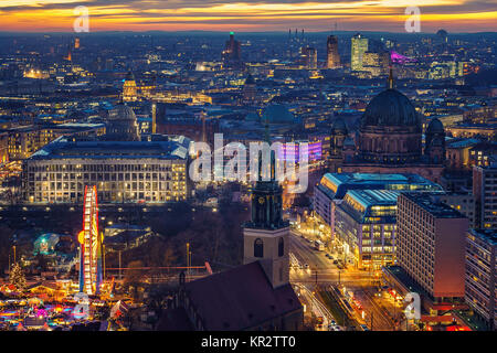 Luftbild auf Berlin in der Nacht Stockfoto