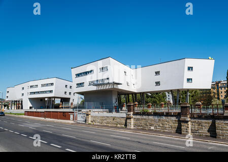 Moderne Architektur Wohnhaus in Wien gegen Blau Stockfoto