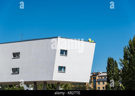 Moderne Architektur Wohnhaus in Wien gegen Blau Stockfoto