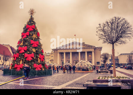 Vilnius, Litauen: Weihnachtsbaum und Dekorationen in Rathausplatz Stockfoto