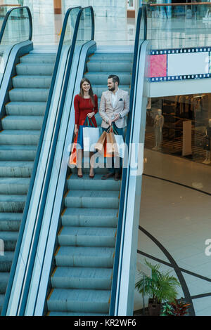 Gerne schöne junge Paar mit Einkaufstüten in der mall Stockfoto