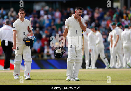 Der Engländer James Anderson und Chris Woakes Blick niedergeschlagen am Tag fünf der Asche Test Match an der Waca, Perth. Stockfoto