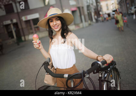 Porträt der schöne junge Frau auf dem Fahrrad genießen. Stockfoto