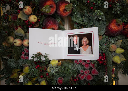 Der Prinz von Wales und die Herzogin von Cornwall Karte Weihnachten in Clarence House, London 2017. Das Bild auf der Karte wurde von Hugo Burnand genommen zeigt das königliche Paar in den Obstgarten Zimmer während der privaten 70. Geburtstag der Herzogin von Cornwall in highgrove am Samstag, den 15. Juli 2017. Stockfoto