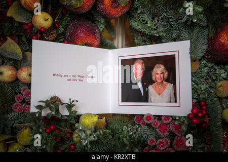 Der Prinz von Wales und die Herzogin von Cornwall Karte Weihnachten in Clarence House, London 2017. Das Bild auf der Karte wurde von Hugo Burnand genommen zeigt das königliche Paar in den Obstgarten Zimmer während der privaten 70. Geburtstag der Herzogin von Cornwall in highgrove am Samstag, den 15. Juli 2017. Stockfoto