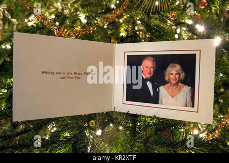 Der Prinz von Wales und die Herzogin von Cornwall 2017 Weihnachtskarte am Weihnachtsbaum in Clarence House in London. Das Bild auf der Karte wurde von Hugo Burnand genommen zeigt das königliche Paar in den Obstgarten Zimmer während der privaten 70. Geburtstag der Herzogin von Cornwall in highgrove am Samstag, den 15. Juli 2017. Stockfoto