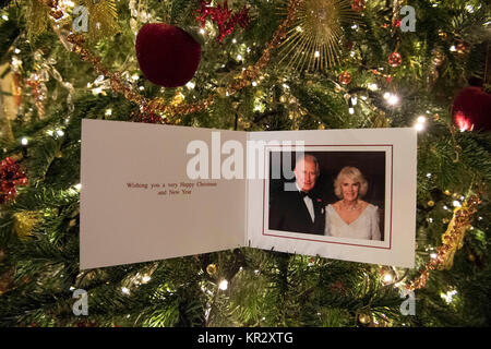 Der Prinz von Wales und die Herzogin von Cornwall 2017 Weihnachtskarte am Weihnachtsbaum in Clarence House in London. Das Bild auf der Karte wurde von Hugo Burnand genommen zeigt das königliche Paar in den Obstgarten Zimmer während der privaten 70. Geburtstag der Herzogin von Cornwall in highgrove am Samstag, den 15. Juli 2017. Stockfoto