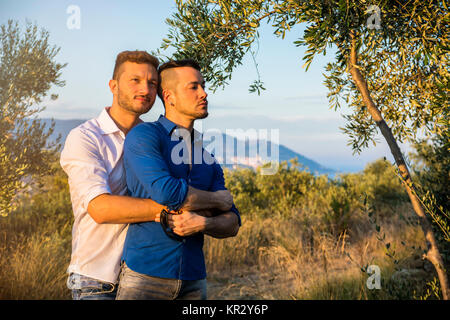 Ein schwules Paar in der Natur Stockfoto