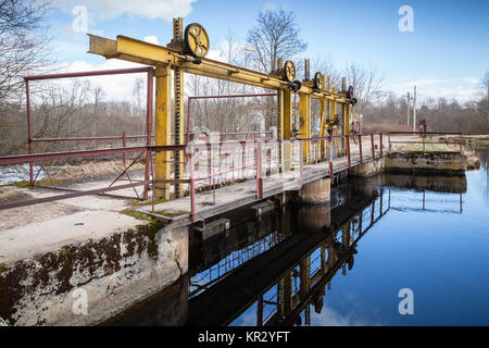 Damm auf der Oredezh River. Leningrader Oblast, Russland Stockfoto