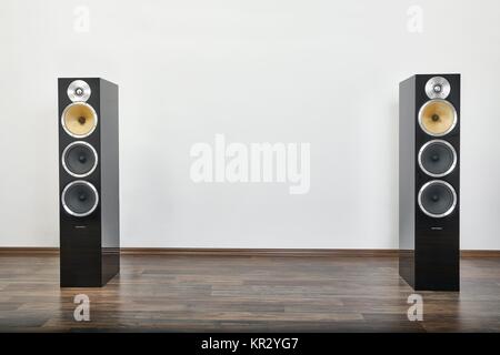 BUDAPEST, Ungarn - 30. NOVEMBER 2017: Bowers und Wilkins CM9 hifi Lautsprecher in einem Raum Stockfoto