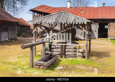 Holz- gut, traditionelle alte russische Farm Stockfoto