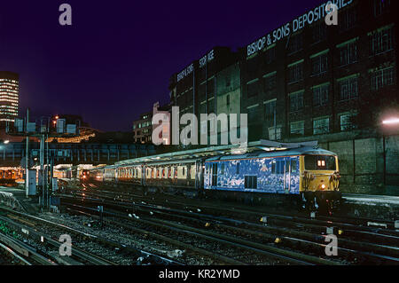 Klasse 73 JA electro diesel Lok11901 bin id Hants Watercress Line" wartet mit der leeren Venice Simplon Orient Express von London Victoria abzuweichen. 24. März 1993. Stockfoto