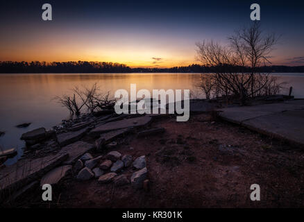 Holly Park ist ein Freizeitpark am nördlichen Ende des Lake Lanier. Es ist etwas außerhalb von Gainesville, GA off Hwy. 60. Es ist nah genug an der Stadt, ein schnelles Mittagessen am See zu haben. Es gibt einige Picknicktische, einen überdachten Pavillion, einen kleinen Strand, und scheint sehr mit lokalen Ufer Fischern beliebt zu sein. Stockfoto