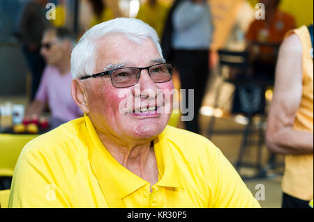 Troyes (Frankreich), auf 2017/07/07: Raymond Poulidor auf der LCL-Podium, Autogramme anlässlich der siebten Etappe der Tour de Franc Stockfoto