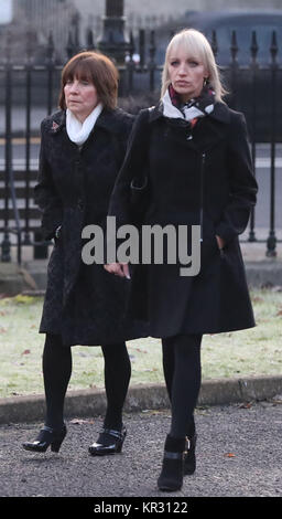 Clodagh Hawe Mutter Marias Coll (links) und Schwester Jacqueline Connelly in Cavan Court House für die Untersuchung in den Tod der Hawe Familie letztes Jahr. Stockfoto