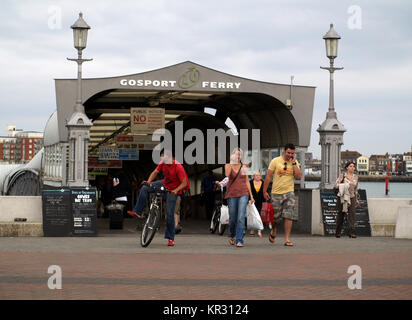 Passagiere verlassen Fähre in Gosport, Hampshire, England, UK nach Shopping-wochenende in Portsmouth Stockfoto