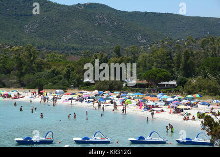 Die blaue Farbe des Tropea Meeres hat eine unglaubliche Transparenz und klares Wasser. Badegäste mit Matten können von den Wellen einlullt werden. Stockfoto