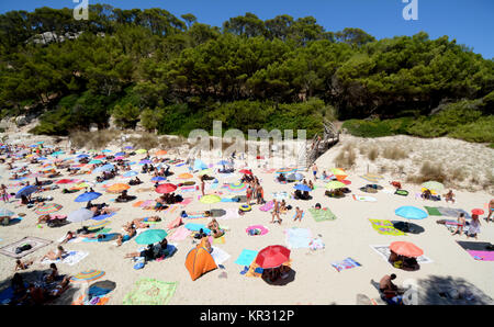 Die blaue Farbe des Tropea Meeres hat eine unglaubliche Transparenz und klares Wasser. Badegäste mit Matten können von den Wellen einlullt werden. Stockfoto