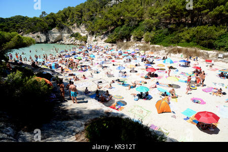 Die blaue Farbe des Tropea Meeres hat eine unglaubliche Transparenz und klares Wasser. Badegäste mit Matten können von den Wellen einlullt werden. Stockfoto