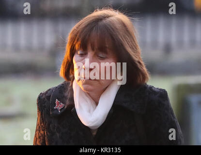 Clodagh Hawe Mutter Marias Coll kommt an Cavan Court House für die Untersuchung in den Tod der Hawe Familie letztes Jahr. Stockfoto