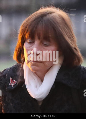 Clodagh Hawe Mutter Marias Coll kommt an Cavan Court House für die Untersuchung in den Tod der Hawe Familie letztes Jahr. Stockfoto