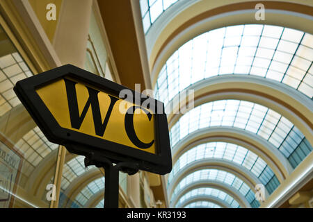 WC Schild Angabe in einer Galerie Stockfoto