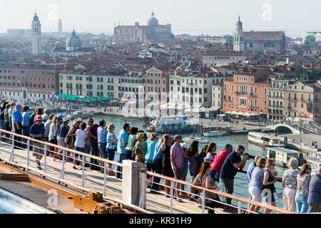 Italien: Venedig. Überblick über die Stadt vom Deck der MS Westerdam Kreuzfahrt mit Holland America Line betrieben auf dem Kanal von San Marco. Touristische Stockfoto