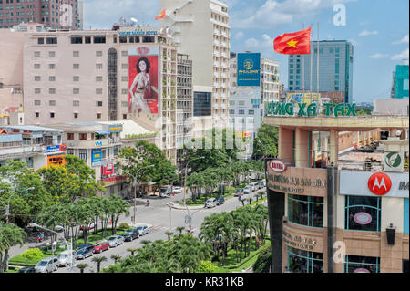 Moderne Saigon gesehen von der berühmten Bar auf dem Dach im Rex Hotel. Ho Chi Minh City ist die grösste Stadt in Vietnam mit einer Bevölkerung von 8 Millionen. Stockfoto