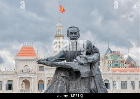 Statue von Ho Chi Minh vor der ehemaligen Hotel de Ville. Ho Chi Minh war Ministerpräsident von Nordvietnam von 1954 - 1969. Stockfoto