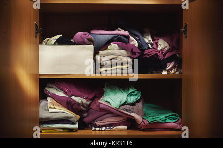 Detailansicht der Kleidung der Kinder im Schrank. Stockfoto