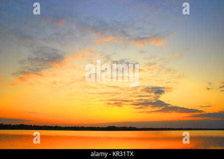 Schönen Sonnenuntergang Farben über überschwemmte Feld Stockfoto