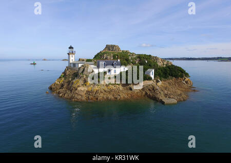 Luftaufnahme von Louet Insel in der Bucht von Morlaix, Roscoff (Bretagne, Frankreich) mit dem Leuchtturm und dem Keeper Haus Stockfoto