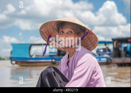 Vietnamesische Frau in einem traditionellen Boot im Mekong Delta in Ben Tre Insel. Der Fluss Mekong ist eine wichtige Route für den Transport im Südosten Stockfoto