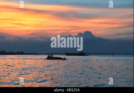 Riverboat Cruising im Mekong Delta bei Sonnenuntergang in Vietnam. Stockfoto