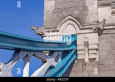 Wasserspeier auf dem Südturm des Londoner Tower Bridge Stockfoto