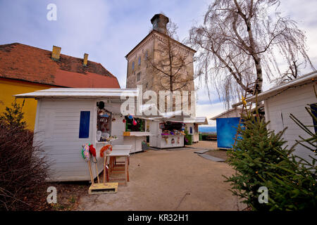 Zagreber Oberstadt Weihnachtsmarkt und Lotršèak-Tower View, Advent in der Hauptstadt von Kroatien Stockfoto